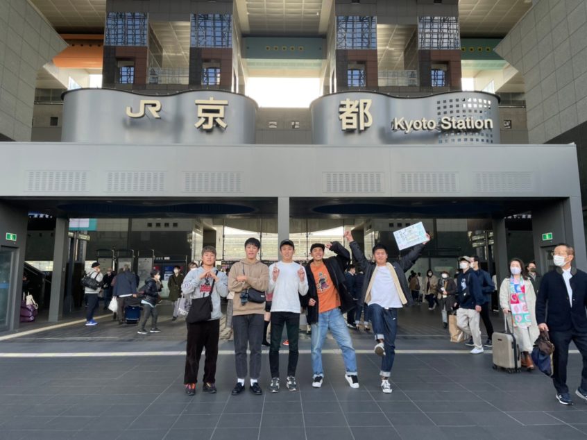 京都駅前での集合写真