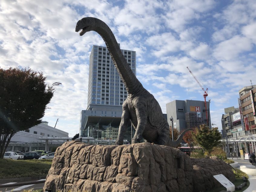 富山駅前の恐竜