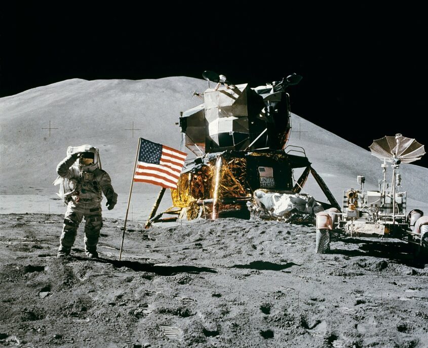月に降り立つ宇宙飛行士の写真