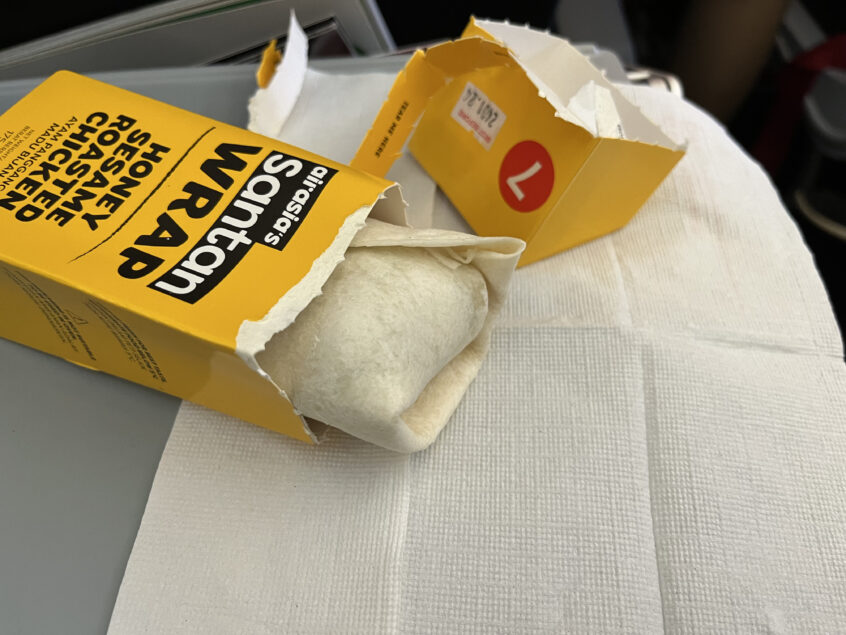 Air Asia内で食べたチキンラップ