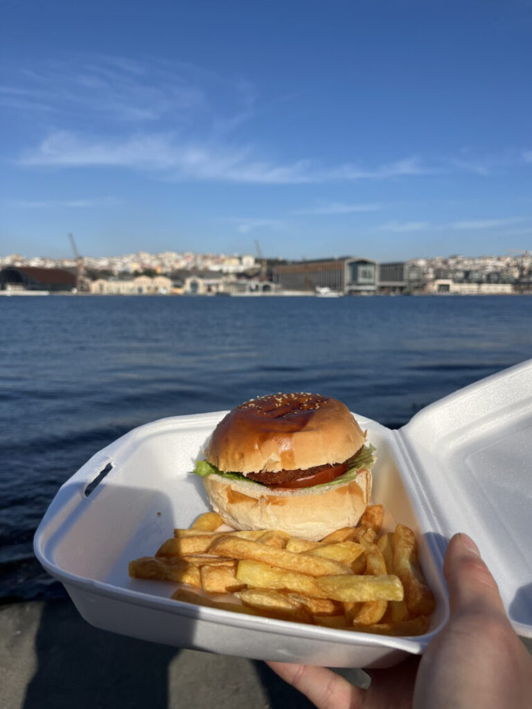 海辺で食べるバーガー