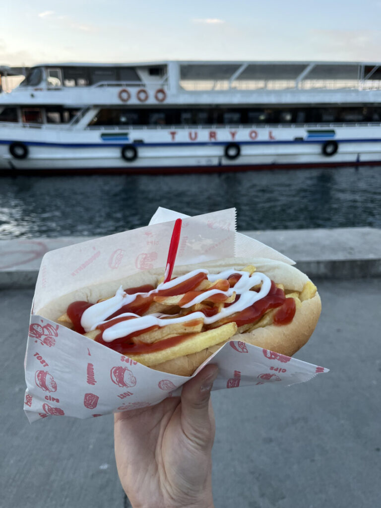 パンにポテトを挟んでる料理